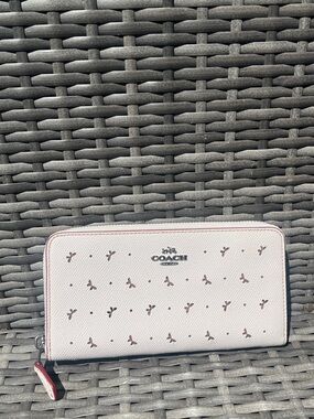EUC AUTHENTIC COACH BUTTERFLY
CUT OUT ACCORDION WALLET